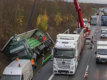 An der Böschung landete der Holzlaster. Dort kippte er auf die Seite. Unser Bild entstand beim Umladen der Ladung.  Foto: René Ruprecht