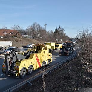 Lkw-Unfall legt Südwesttangente lahm