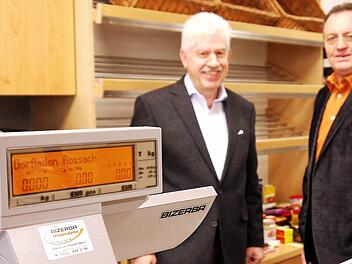 Jetzt wird es Zeit, dass die Kasse klingelt: Wolfdietrich Fäcks (links) und Udo Siegel sind gespannt, wie der Rossacher Dorfladen bei der Bevölkerung ankommen wird. Morgen wird der Laden in der Ortsmitte um 10 Uhr offiziell eröffnet. Foto: Berthold Köhler