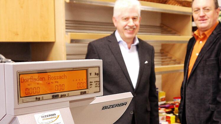 Jetzt wird es Zeit, dass die Kasse klingelt: Wolfdietrich Fäcks (links) und Udo Siegel sind gespannt, wie der Rossacher Dorfladen bei der Bevölkerung ankommen wird. Morgen wird der Laden in der Ortsmitte um 10 Uhr offiziell eröffnet. Foto: Berthold Köhler