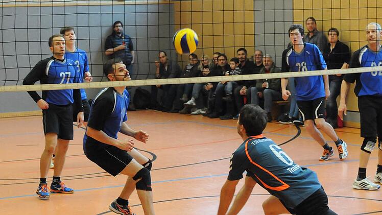 Es läuft beim Volleyball in Münnerstadt. Auch die in der Kreisliga antretende Reserve absolviert eine tolle Saison, wird als sicherer Zweiter in die Relegation gehen, dort um den Aufstieg in die Bezirksklasse spielen. Unser Bild vom 3:0-Sieg über den TSV Rottendorf zeigt (hinten, von links) die Lauerstädter André Hochmuth, Jan Knipping, Peter Kaiser, Adrian Schultheis und Walter Böhm. Foto: ssp