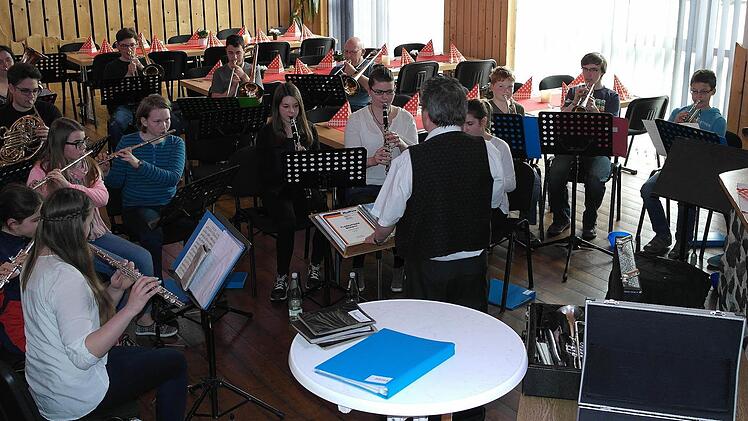 Die Mädchen und Jungen sind mit Begeisterung dabei.