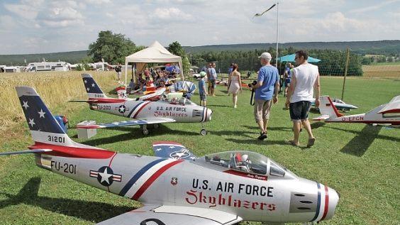 Auch am Boden zogen die Modellflugzeuge die Blicke auf sich.