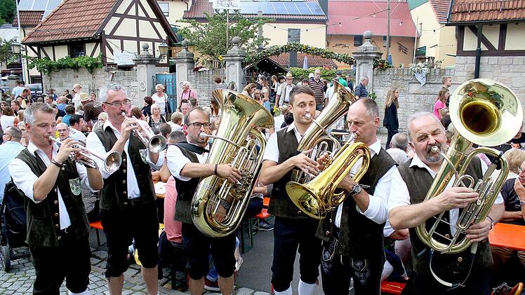 Erstmals spielten quasi zum Aufwärmen die "Original Urlesbacher Musikanten" auf. Mit ihrer unverfälschten Musik und Gesang ohne Strom eroberten die sechs Aidhäuser schnell die Herzen der Besucher.