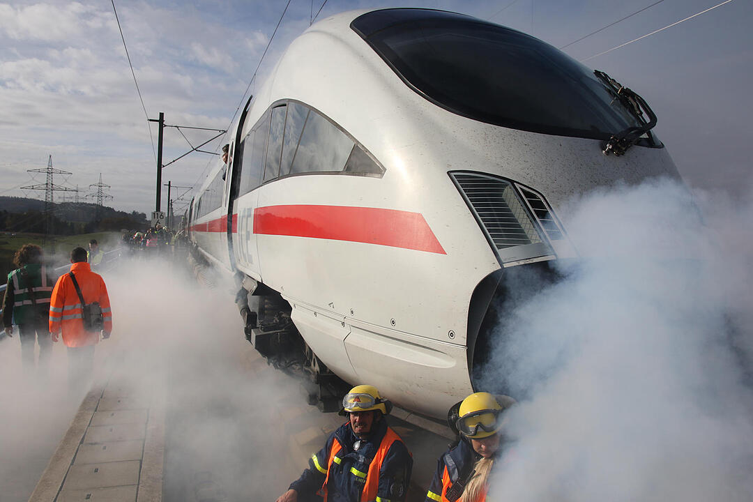 Coburg: Üben für den Ernstfall – Rettungskräfte und Statisten stellen ICE-Katastrophe nach