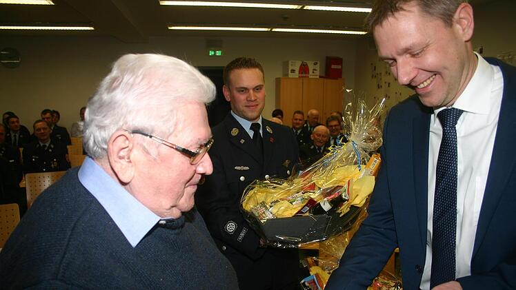Für 70 Jahre Mitgliedschaft wird Heinz Stüpfert (links) von Bürgermeister Marco Steiner (rechts) geehrt. Foto: Lothar Weidner