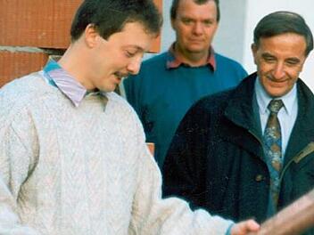 1994 Michael Saam als  junger Vorsitzender,  gemeinsam mit dem damaligen Landrat Herbert  Neder bei der Grundsteinlegung der neuen Vereinsgebäude. Thomas Dill