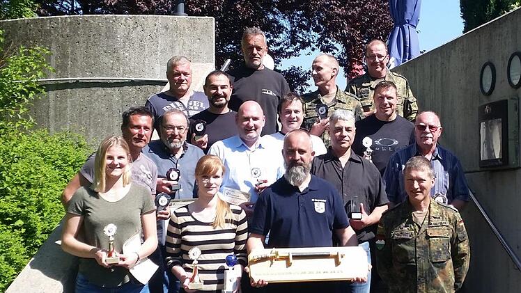 Strahlende Gewinner gab es beim Vergleichsschießen der Kameradschaft Hammelburger Lehrbataillon e.V. auf dem Lagerberg in Hammelburg.Bundeswehr