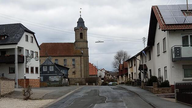 Die Ortsdurchfahrt von Heilgersdorf m&uuml;sste dringend saniert werden. Die Stadt m&uuml;sste sich an den Kosten beteiligen. Der Landkreis hat die Bauma&szlig;nahme aber verschoben. Foto: Simone Bastian