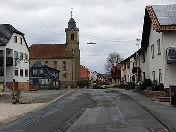 Die Ortsdurchfahrt von Heilgersdorf müsste dringend saniert werden. Die Stadt müsste sich an den Kosten beteiligen. Der Landkreis hat die Baumaßnahme aber verschoben. Foto: Simone Bastian