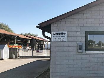 Das Negativbeispiel: Die E-Ladestation am Seßlacher Bauhof ist leicht zu übersehen.  Fotos: Bettina Knauth
