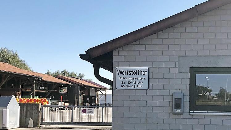 Das Negativbeispiel: Die E-Ladestation am Seßlacher Bauhof ist leicht zu übersehen.  Fotos: Bettina Knauth