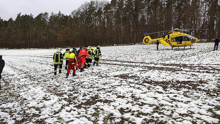 Geiselwind: Unfall mit Kettensäge bei Waldarbeiten - Feuerwehr hilft Rettungsdienst