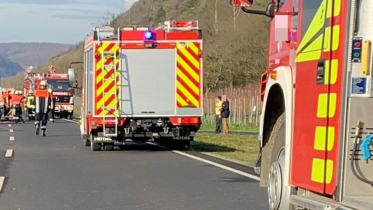 B27 bei Schondra: Lkw kracht in Baum neben der Fahrbahn - Fahrer stirbt bei tragischem Unfall