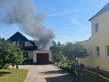 Bayreuth: Mit Atemschutz und Wärmebildkamera – Feuerwehreinsatz bei brennender Holzhütte