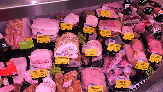 Eine reichhaltige Wursttheke mit verschiedenen Schinken- und Bratenvarianten, ausgezeichnet als "Deutschlands beste Wursttheke 2024".