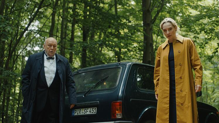 F&ouml;rsterin Saskias Onkel Fritz Bergelt (Thomas Thieme) und Luise Wolf (Jana Klinge) kennen sich vom Opernverein. Sie waren gerade auf dem Weg nach Chemnitz zu einer Auff&uuml;hrung von "Der Freisch&uuml;tz", als sie am Wegesrand die Leiche von Karl Zenker entdeckten.