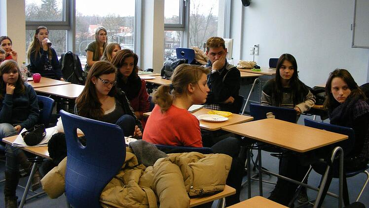 Die Schüler waren bei der Szenenkritik hoch konzentriert. Fotos: Claudia Hessek