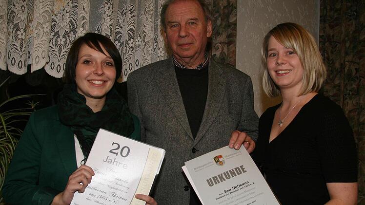 Kathrin Männche (Querflöte, links) und Eva Hofmann (Posaune) sind seit zwanzig Jahren beim Musikverein Thurnau - und machen mit Begeisterung Musik. Der Kreisvorsitzende der Nordbayerischen Musikbundes Heinrich Ramming (Mitte) zeichnete sie aus