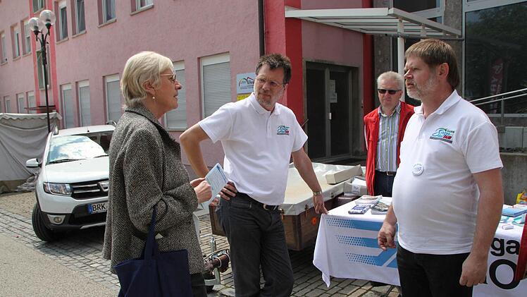 Auch die Freunde der Reaktivierung der Sinntalbahn präsentieren sich.