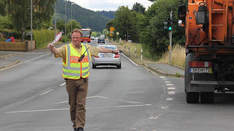 Joachim Friedlein hält einen Verkehrssünder an. Foto: Friedwald Schedel