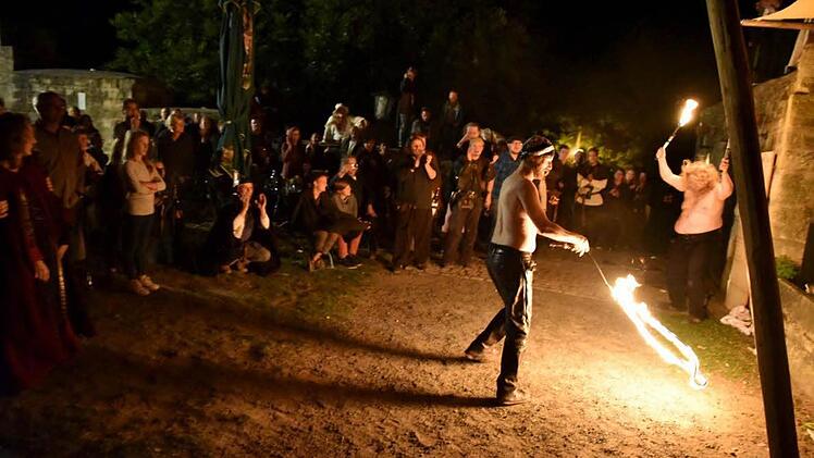 Mit einem Feuerspektakel im Burghof endete der Samstag spät in der Nacht