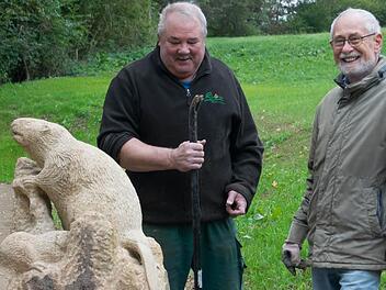 Gerwin Kellermann (rechts) fertigte die Biber-Skulptur. Foto: Franz Zang