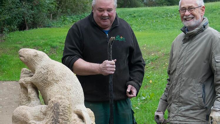 Gerwin Kellermann (rechts) fertigte die Biber-Skulptur. Foto: Franz Zang