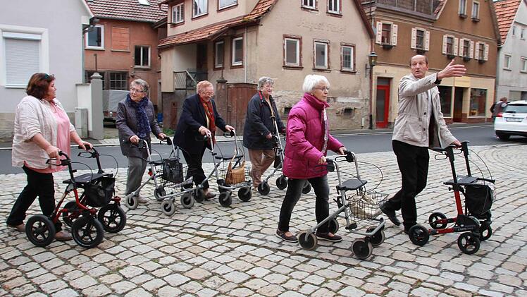 Bei einem Kurs für Rollator-Fahrer sollen Senioren lernen, wie sie ihr Gefährt am bestenbenutzen. Edgar Kast gibtTipps und macht Mut. Foto: Carmen Schmitt