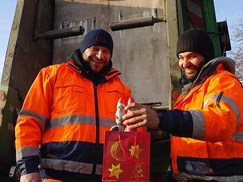 Klaus Voll (links) und Nabil Atyeh freuen sich darüber, dass die Menschen an sie denken.  Foto: Stephanie Elm