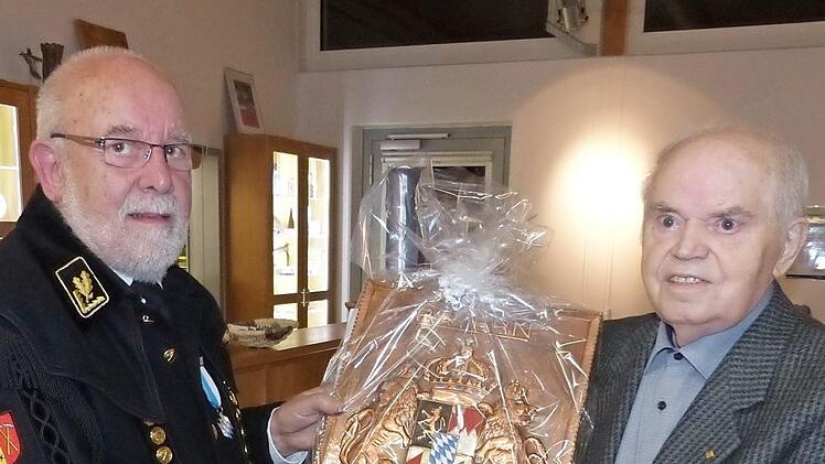 Ignaz Stocker (rechts) schenkte Heinz Kliesch das selbst gefertigte Bayernwappen auf Kupfer.
