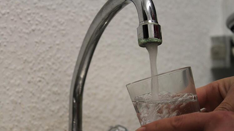 Auf das Glas Wasser aus der Leitung sollten die Münnerstädter derzeit verzichten, weil Enterokokken festgestellt wurden. Bis Entwarnung gegeben werden kann, muss das Trinkwasser abgekocht werden. Das kann noch ein paar Tage dauern. Archiv/Thomas Malz