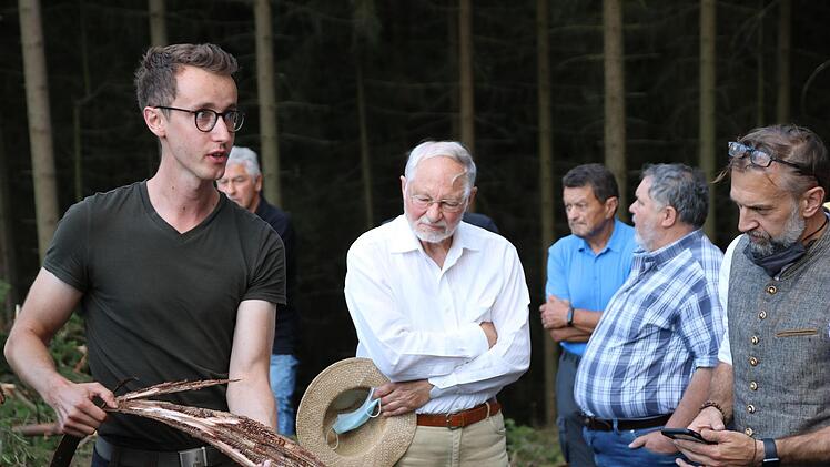 Förster Arnim Scheibelhuber zeigt eine Rinde mit Larven des Buchdruckers. Foto: Christian Schuberth