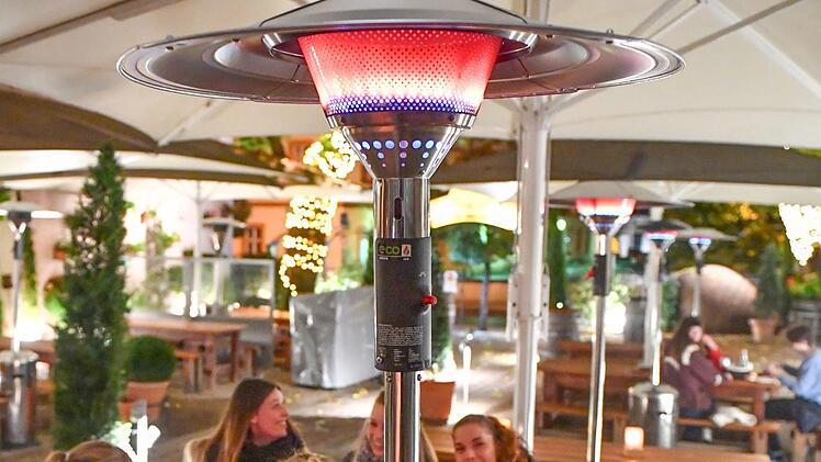 Heizpilze sind im Biergarten des Bolero das Mittel der Wahl gegen Kälte. Foto: Ronald Rinklef