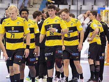 Den HSC-Spielern war die Enttäuschung nach der Schlusssirene gegen Hüttenberg förmlich ins Gesicht geschrieben. Andreas Schröder (Nummer 71) ging - wie es sich für einen Mannschaftskapitän gehört - trotzdem vorneweg.
