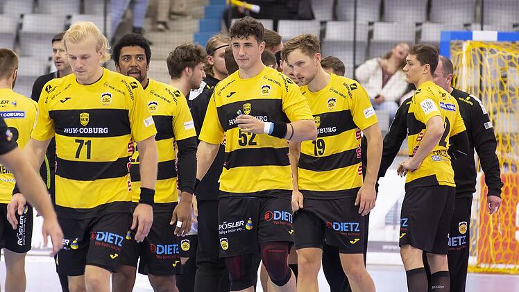 Den HSC-Spielern war die Enttäuschung nach der Schlusssirene gegen Hüttenberg förmlich ins Gesicht geschrieben. Andreas Schröder (Nummer 71) ging - wie es sich für einen Mannschaftskapitän gehört - trotzdem vorneweg.
