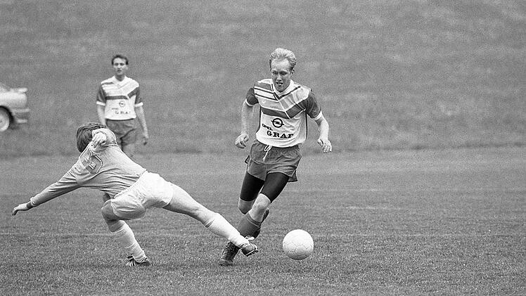 Vergeblich streckt ein Untererthaler sein Bein gegen den locker vorbei ziehenden Machtilshäuser Martin Zier. Foto: Reith