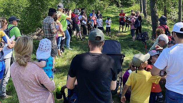 Auf dem 489 Meter hohen Rauhen Berg haben die Wanderwarte ein von ihnen gefertigtes Holzkreuz an einem Baum befestigt (rechts). Vor diesem Kreuz hielten die Wanderer eine ökumenische Friedensandacht, die von Pfarrerin Claudia Grüning-Göll und Gerlinde Hilbert gestaltet wurde.
