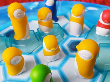 Kuschel-Kolonien im Test - knuffiges Kinder-Brettspiel mit Pinguinfamilien