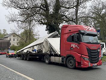 Lkw kracht in Hof gegen Brücke - Bahnverkehr gesperrt
