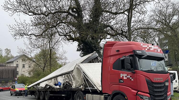 Lkw kracht in Hof gegen Brücke - Bahnverkehr gesperrt