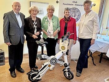 Gewinner Rainer und Helga Kremer (v.l.) mit Pr&auml;sidentin Gabriele Kullmann, Christine Leuker und Elke Raschzok-Falk.