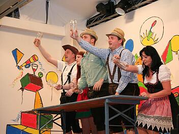 Bedienung - Trinken kann auch rhythmisch sein. Von links: Markus Lenk, Julia Ruhmann, Frank Hasslauer, Markus Ruhmann und Iris Uebler. Foto: Evi Seeger
