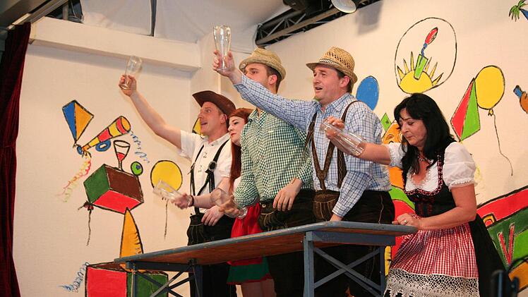 Bedienung - Trinken kann auch rhythmisch sein. Von links: Markus Lenk, Julia Ruhmann, Frank Hasslauer, Markus Ruhmann und Iris Uebler. Foto: Evi Seeger