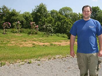 Der Erdhaufen ist noch vom Ralf Scherers Wohnhausneubau übrig. Auf diesem Gelände soll ein 17 mal 18,38 Meter großer Wellness-Tempel mit Salzgrotte, Salzsauna und Salzvernebelungsraum entstehen.