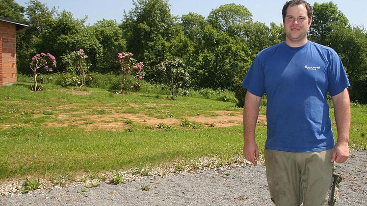 Der Erdhaufen ist noch vom Ralf Scherers Wohnhausneubau übrig. Auf diesem Gelände soll ein 17 mal 18,38 Meter großer Wellness-Tempel mit Salzgrotte, Salzsauna und Salzvernebelungsraum entstehen.