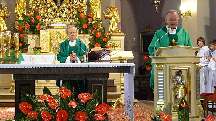 Den Festgottesdienst in der Kirche St. Bartholomäus in Mogilanay zelebrierten (links) Pfarrer Tadeusz Targosz und (rechts) Dekan Hans Roppelt.