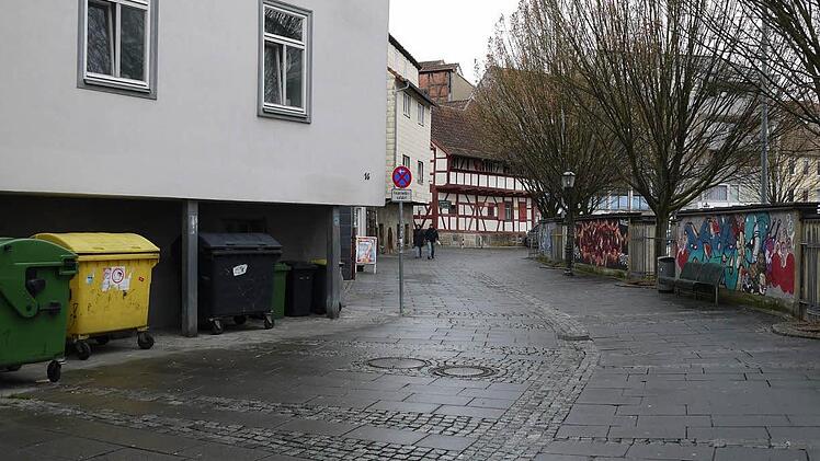 Zwischen Mülltonnen und Mauern führt der Lohgraben vom Parkhaus Post zur Innenstadt. Foto: Ulrike Nauer