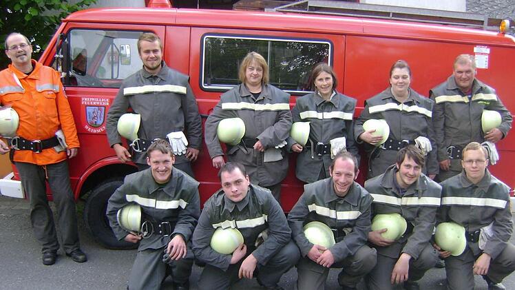 Die Aktiven der Jubelwehr Weidmes. Im Bild (stehend, von links) Kommandant und Vorsitzender Christian Fittner, Manuel Hofmann, Carola Fittner, Astrid Schier, Natascha Schneider, Fritz Geißler und (kniend, von links) Markus Fittner, Andi Hain, Armin Schneider, Georg Schier und Christopher Fittner. Foto: Klaus-Peter Wulf
