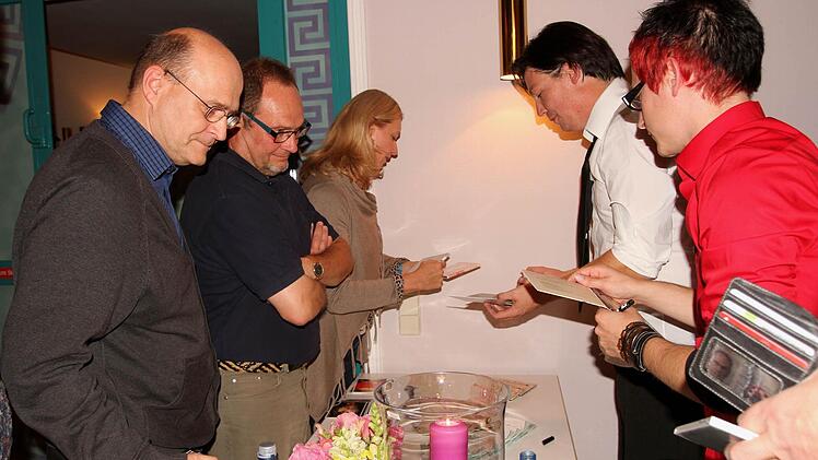 Die beiden Ausnahmegitarristen Alexander Kilian und Jan Pascal stellten sich auch dem Gespräch mit ihrem Publikum und gaben bereitwillig Autogramme. Foto: Günther Geiling